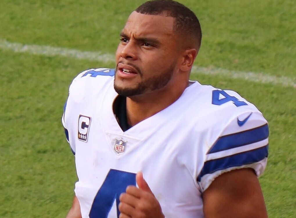 Dak Prescott gives thumbs up