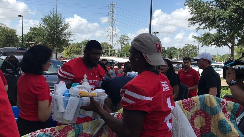 Ed Oliver signing autographs.
