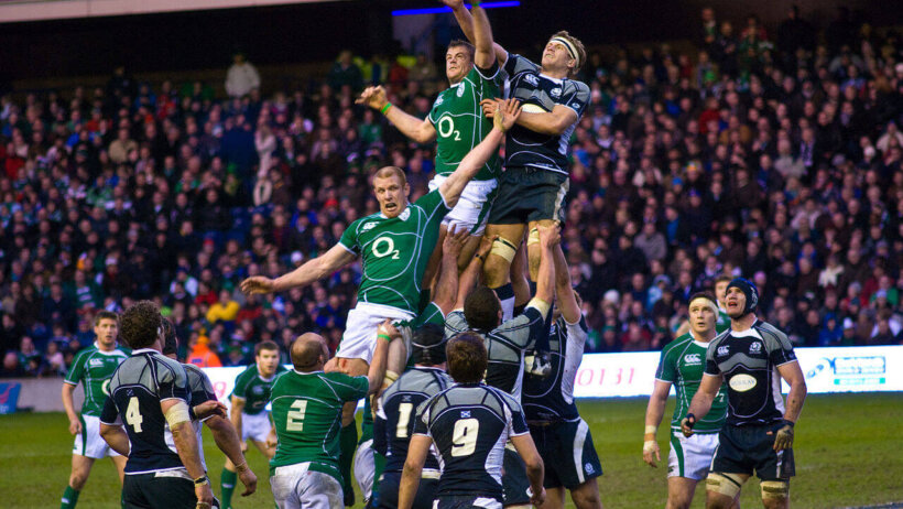 Ireland and Scotland contest a lineout.