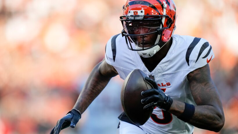 Tee Higgins runs after the catch.