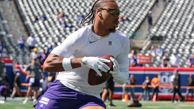 Justin Jefferson warming up