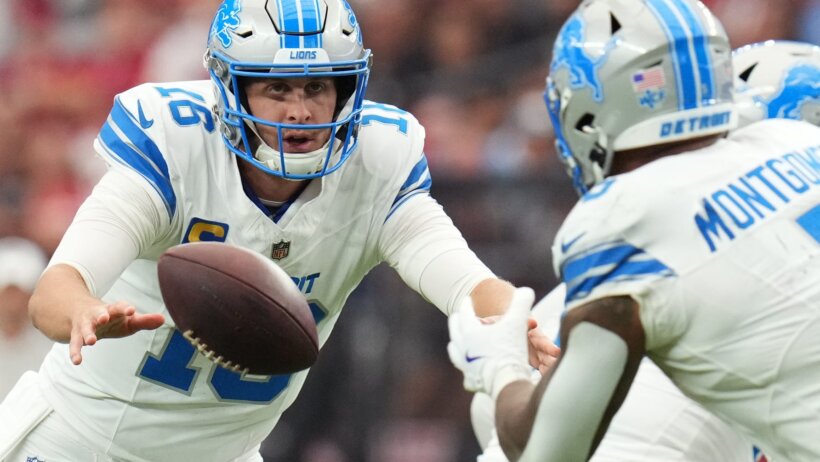 Detroit Lions quarterback Jared Goff pitches the ball to running back David Montgomery