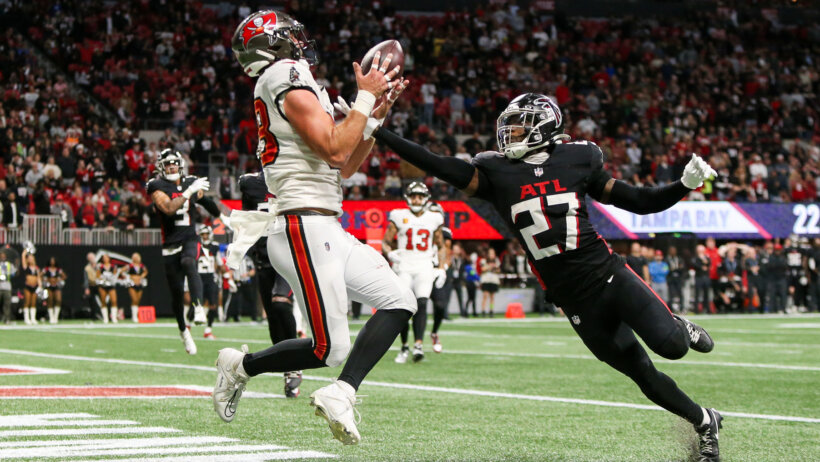 Tampa Bay Buccaneers tight end Cade Otton catches a TD pass against the Atlanta Falcons
