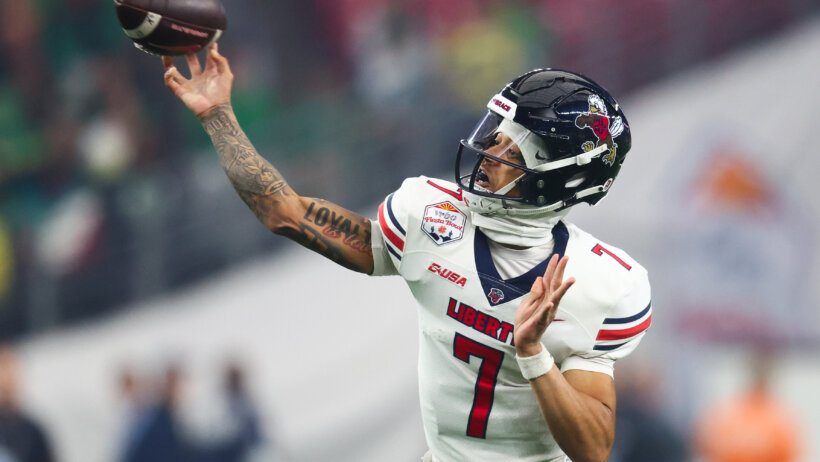 Kaidon Salter throwing pass