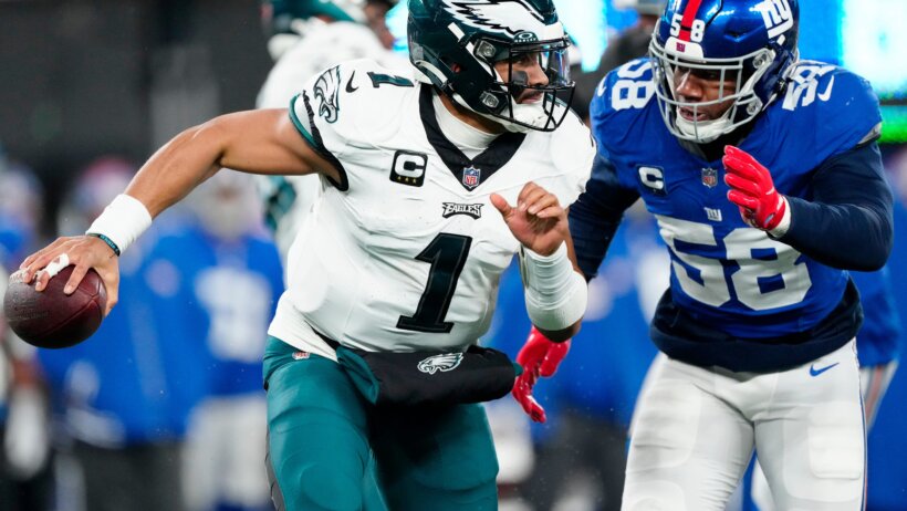 New York Giants linebacker Bobby Okereke chasing Philadelphia Eagles quarterback Jalen Hurts