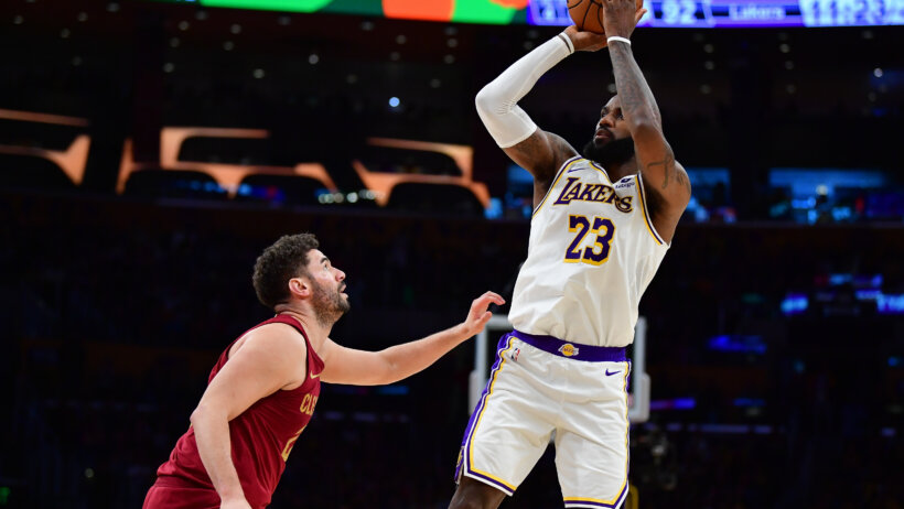 Los Angeles Lakers forward LeBron James shoots over Cleveland Cavaliers forward Georges Niang