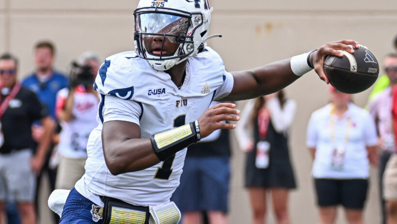 Keyone Jenkins throws pass
