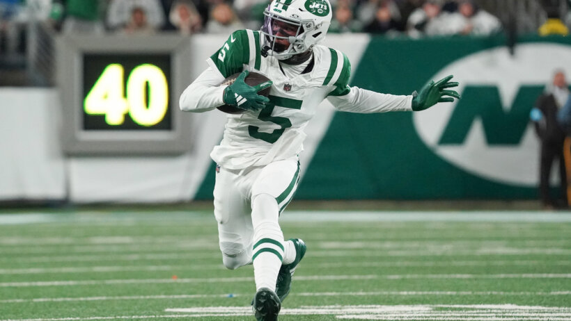 New York Jets wide receiver Garrett Wilson running with the ball