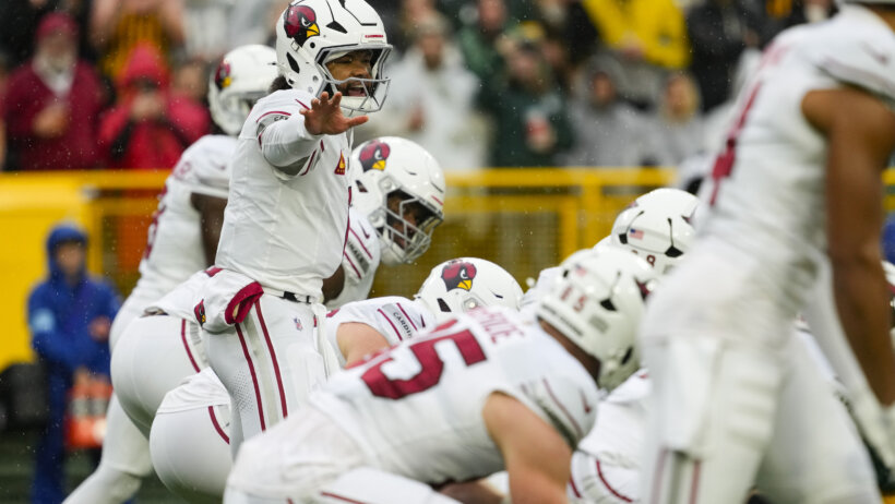 Kyler Murray calling plays at the line of scrimmage