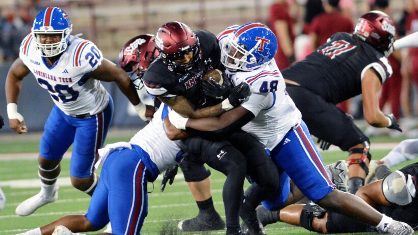 Louisiana Tech stuffs the NMSU rush attempt.
