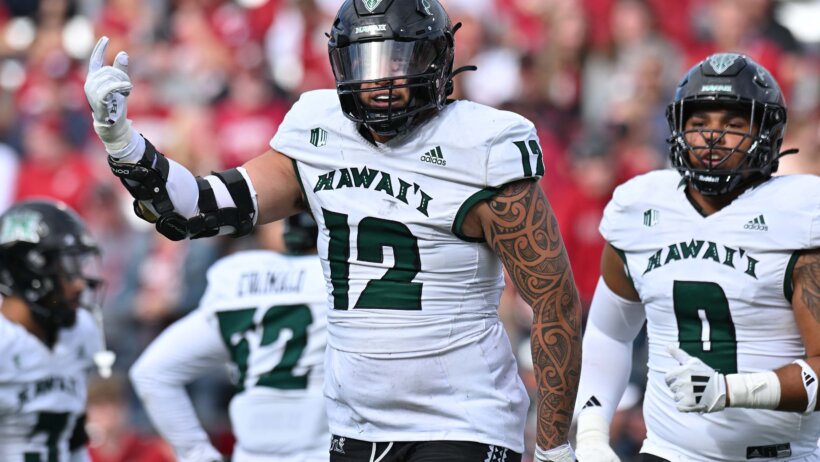 Hawaii's defense celebrates a stop versus Washington State.