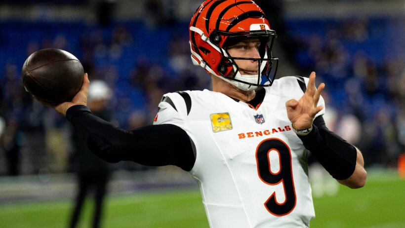 Joe Burrow warms up