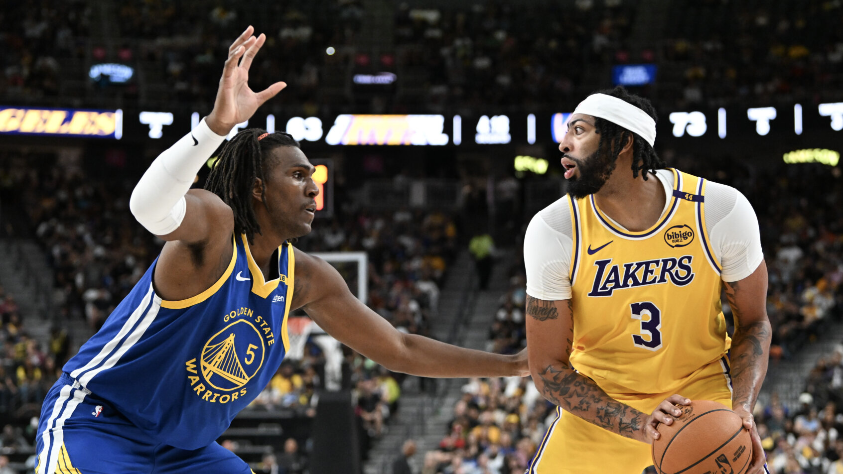 Golden State Warriors forward Kevon Looney guarding Los Angeles Lakers forward Anthony Davis