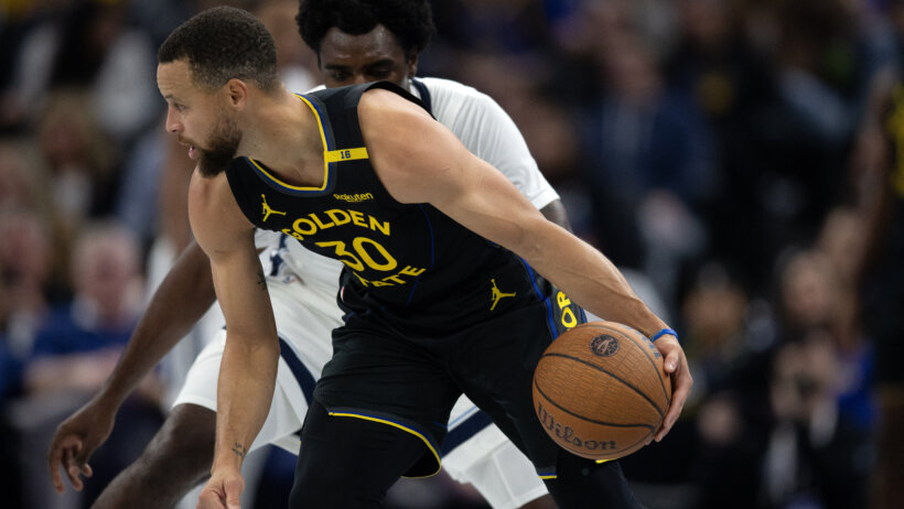 Golden State Warriors guard Stephen Curry backing down Memphis Grizzlies guard Vince Williams Jr