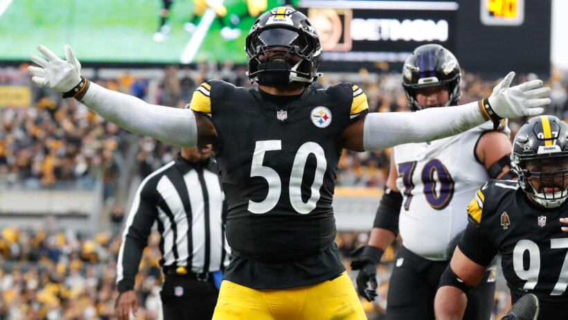 Pittsburgh Steelers linebacker Elandon Roberts celebrating against the Baltimore Ravens