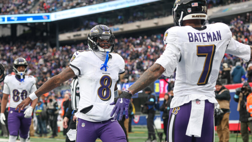 Lamar Jackson celebrates a TD with Rashod Bateman.