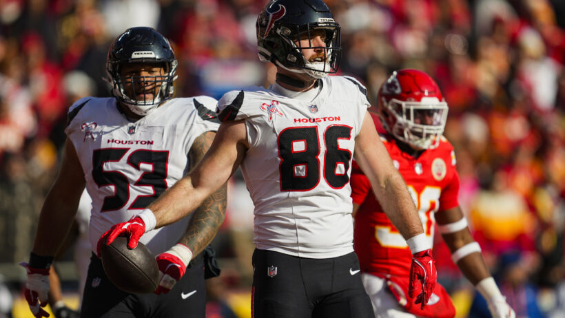 Dalton Schultz celebrates a catch versus the Chiefs