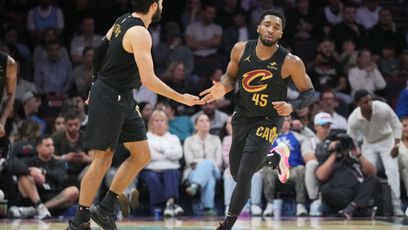 Donovan Mitchell low-five to Max Strus