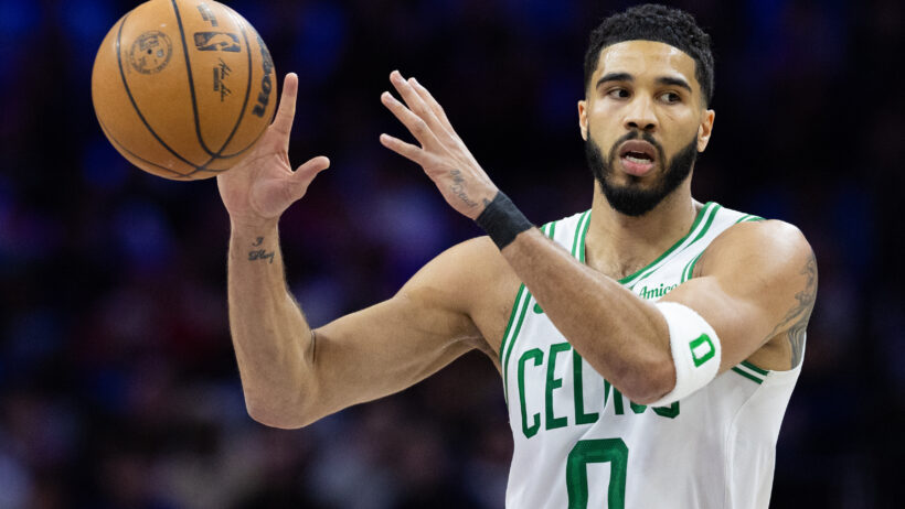 Jayson Tatum catches pass