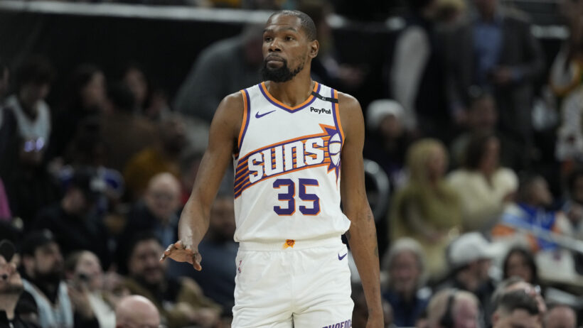 Kevin Durant checking into game