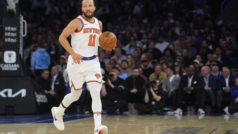Jalen Brunson dribbling