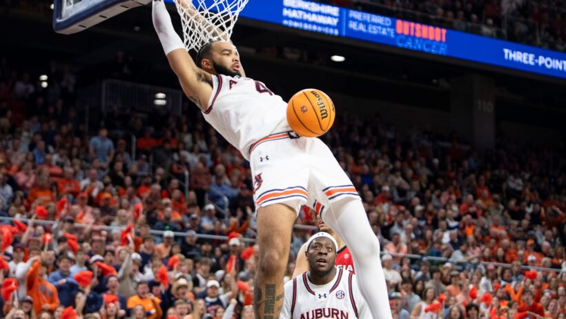 Johni Broome dunking