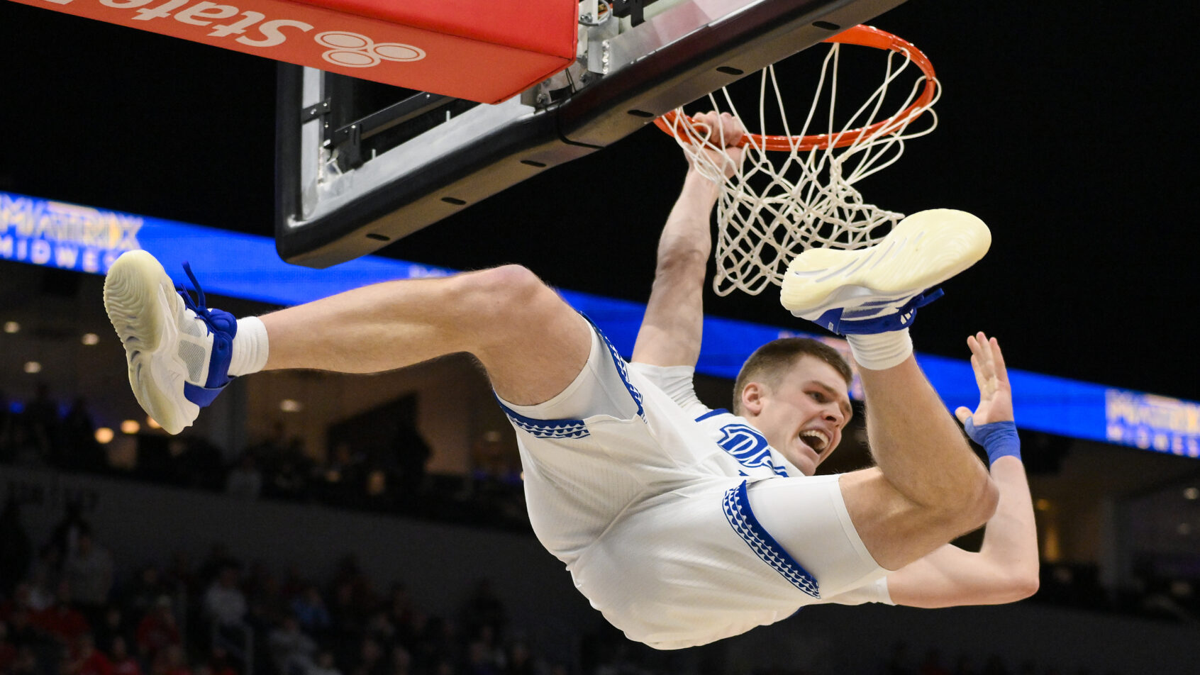 Bennett Stirtz dunking
