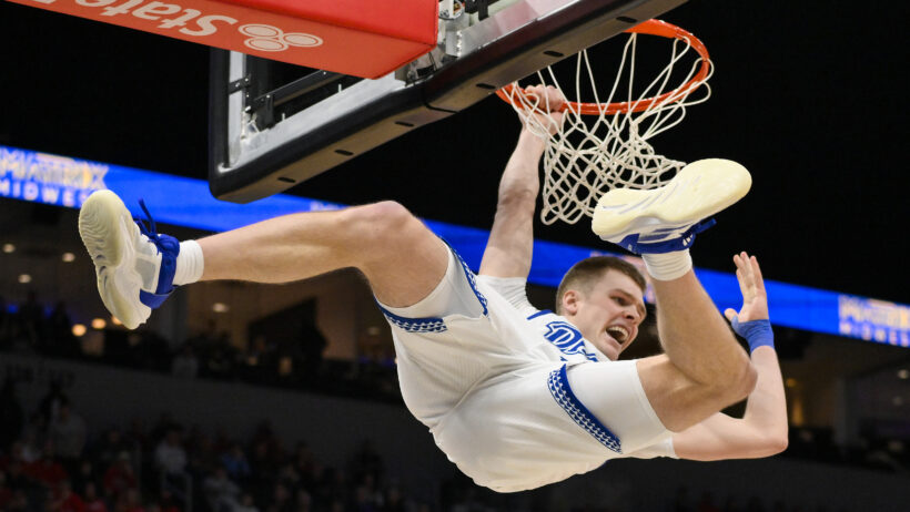 Bennett Stirtz dunking