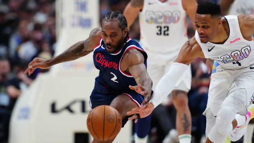 LA Clippers forward Kawhi Leonard dives for a ball