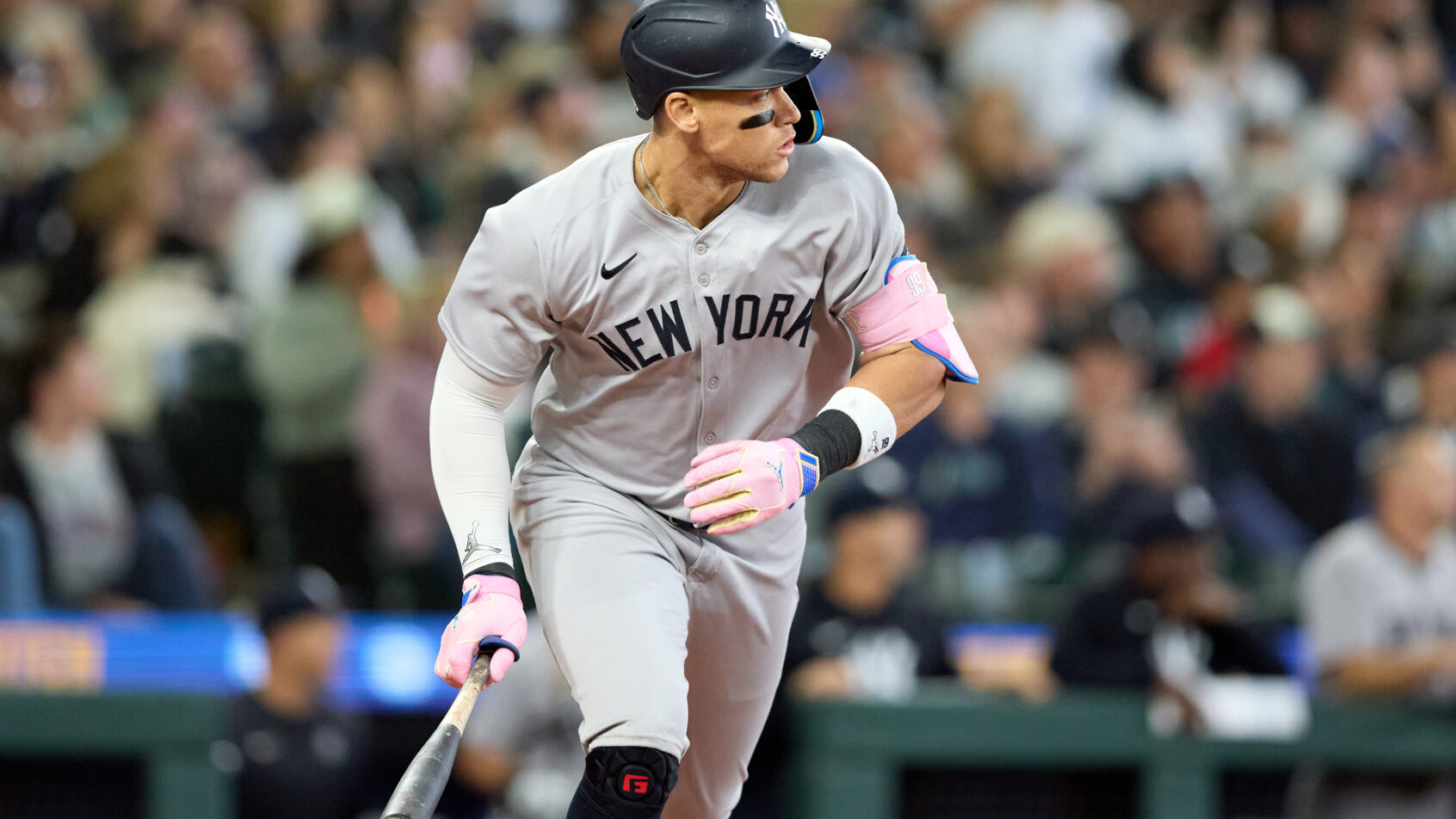 Aaron Judge smacks a home run versus the Mariners.