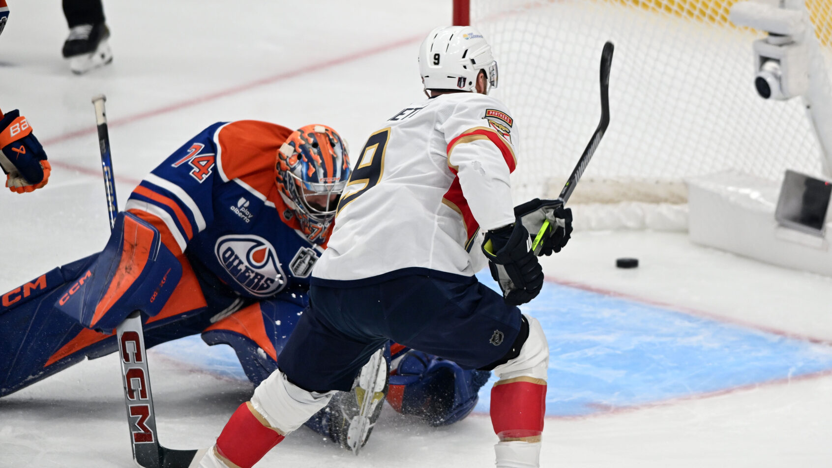 Florida Panthers center Sam Bennett scoring on Edmonton Oilers goalie Stuart Skinner