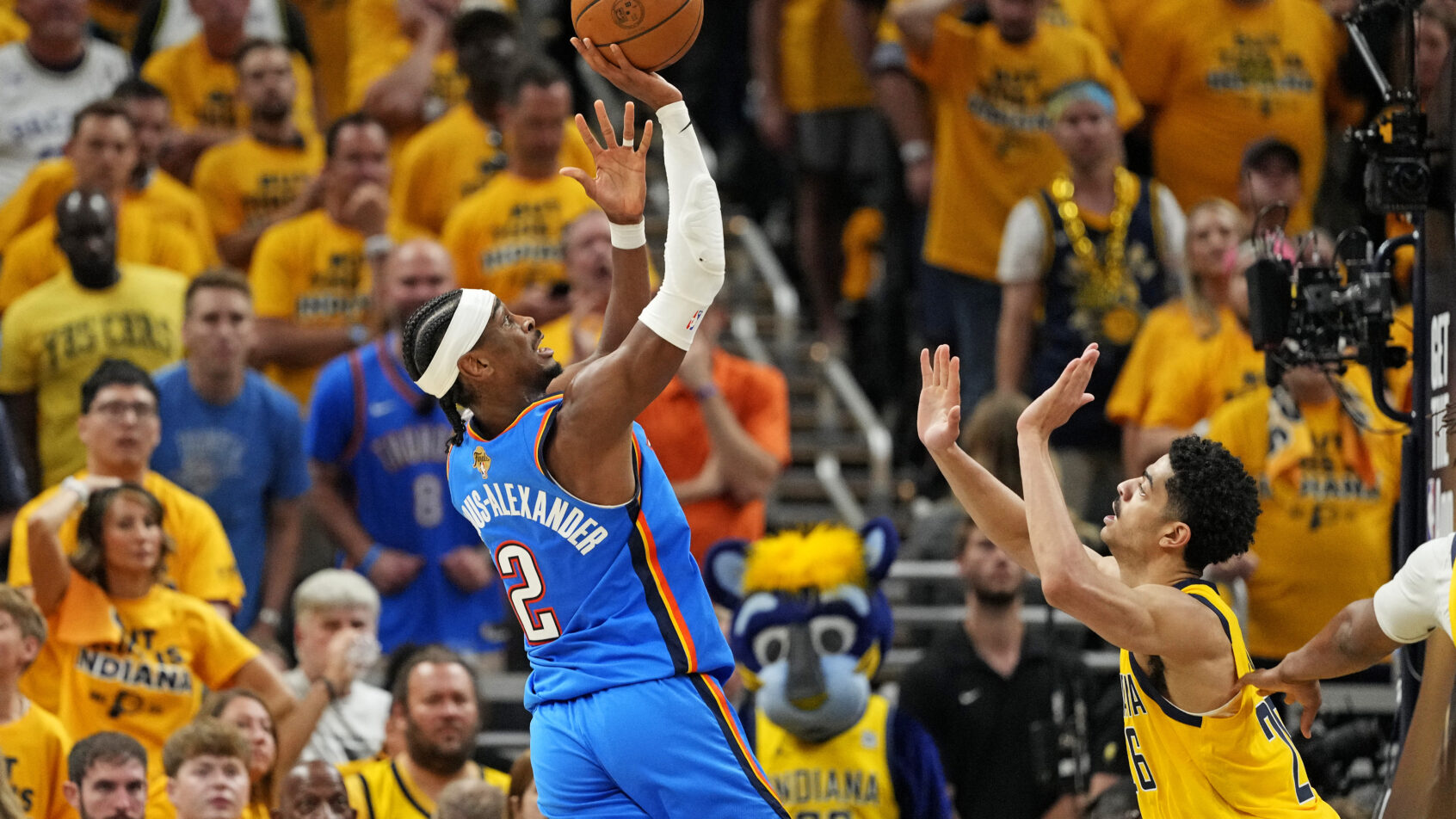 Shai Gilgeous-Alexander shoots over Ben Sheppard in Game 3.