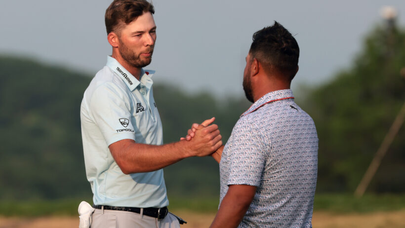 Sam Burns and JJ Spaun shake hands post Round 3 action.