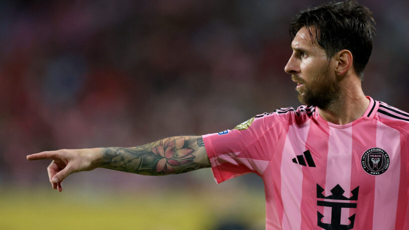 Lionel Messi pointing