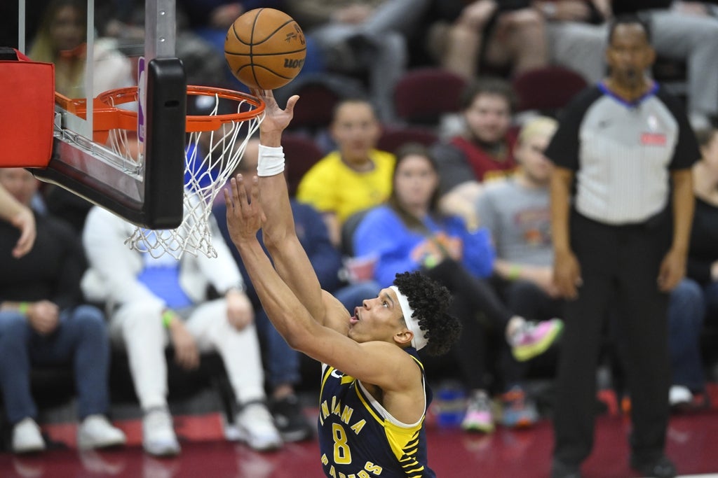 Enrigue Freeman laying the ball in for the Pacers