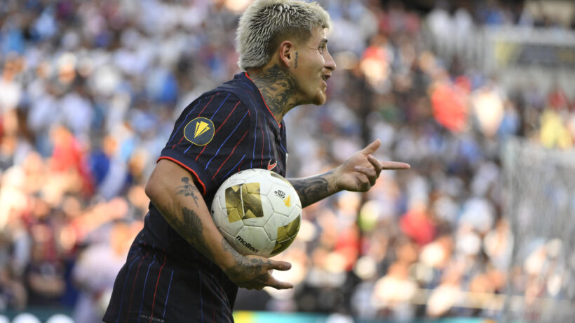 USA winger Diego Luna holding the ball