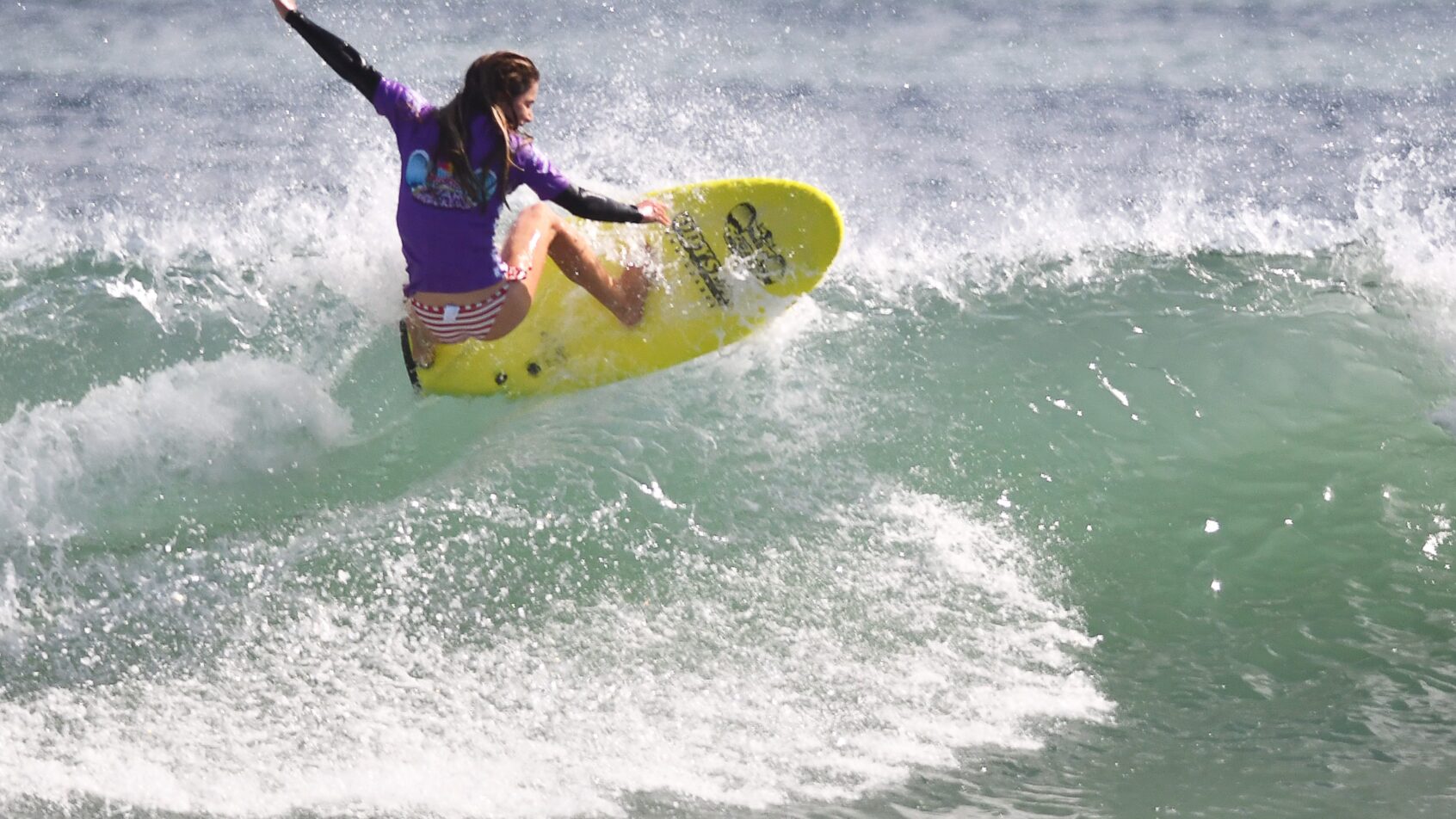 CAROLINE-MARKS-COMPETINDO-NO-RED-BULL-FOAM-WRECKERS