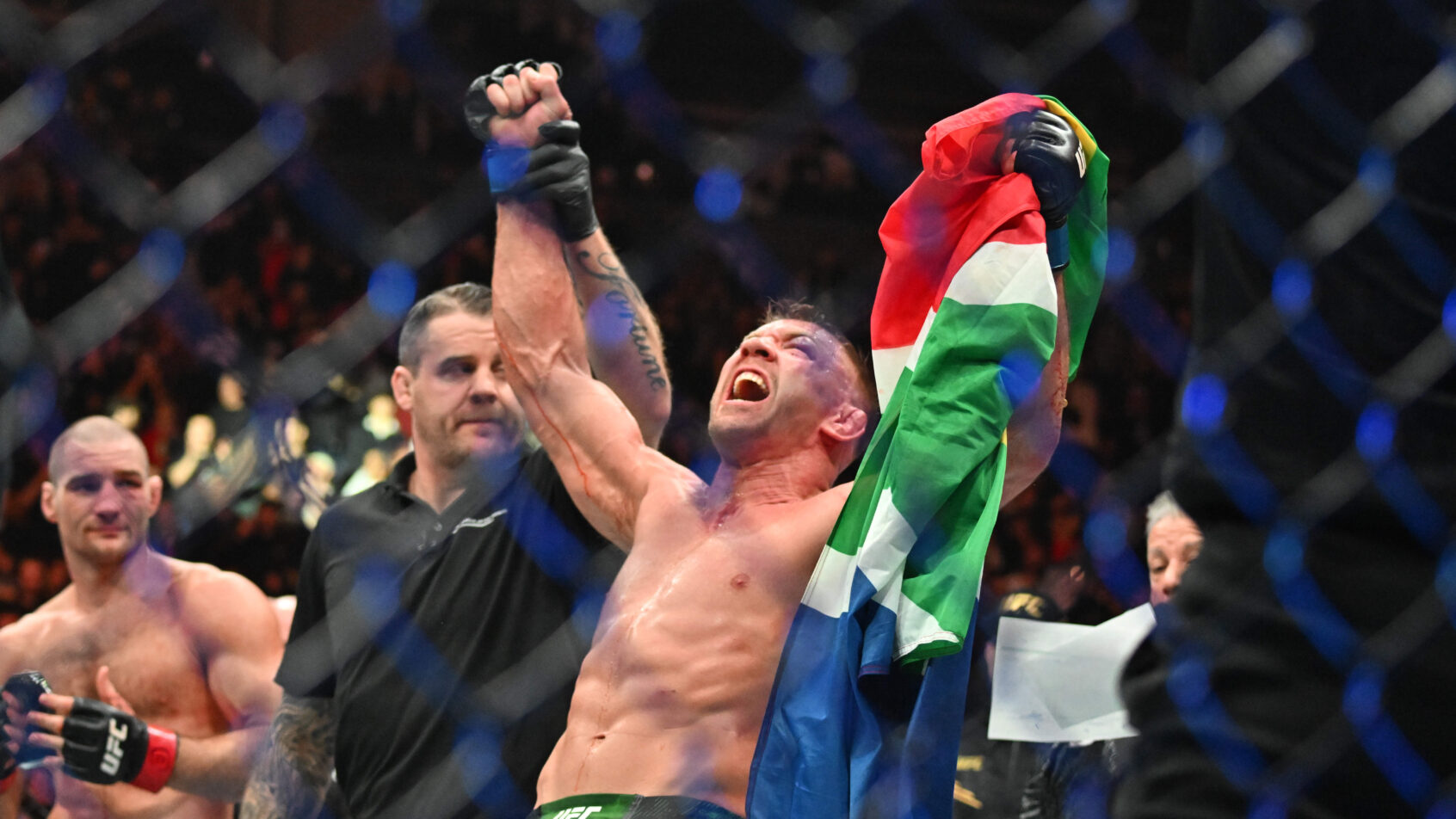 DRICUS-DU-PLESSIS-CELEBRA-VITORIA-NO-UFC-297