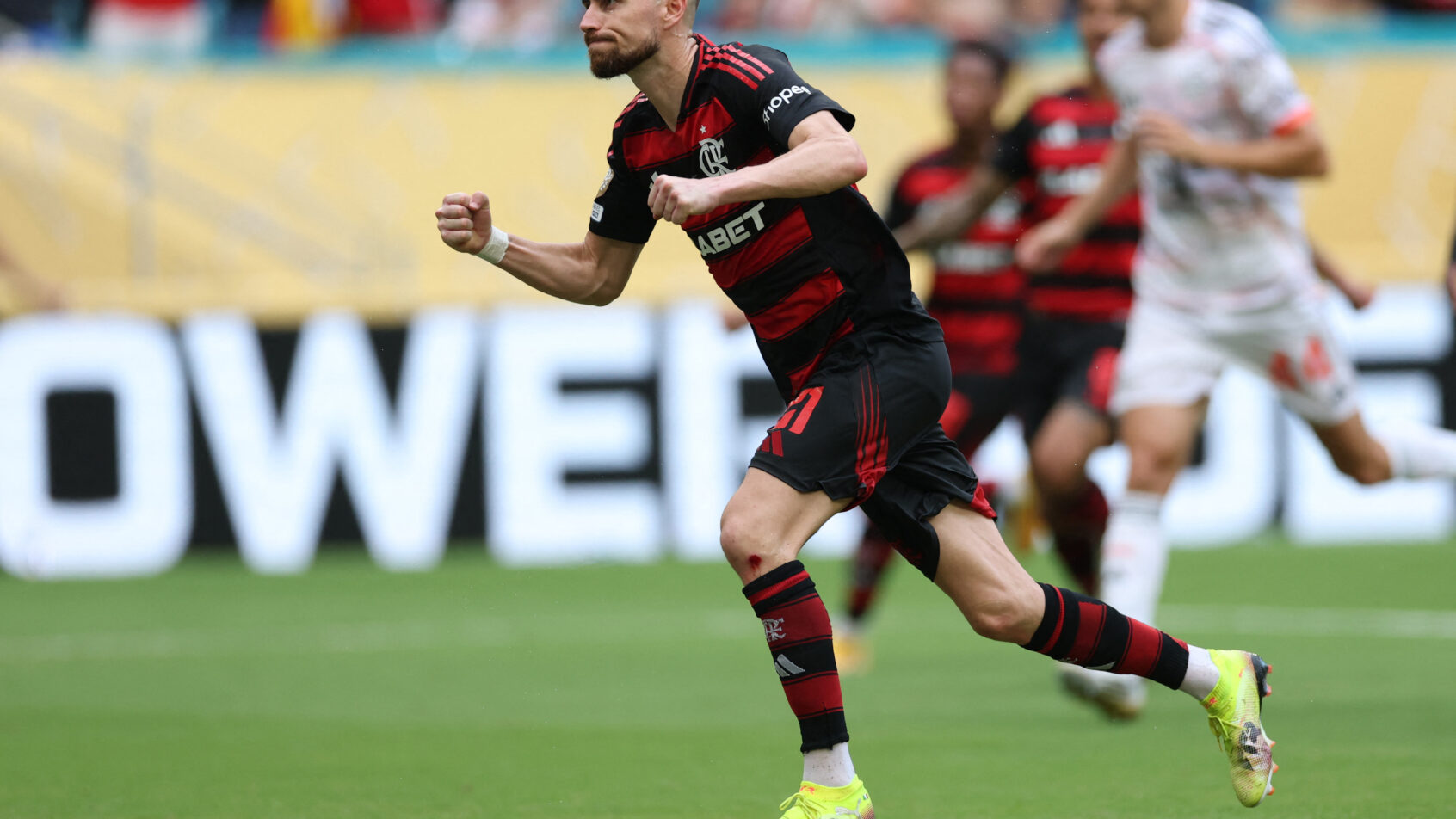 JORGINHO-CELEBRA-SEGUNDO-GOL-DO-FLAMENGO-CONTRA-O-BAYERN-NO-MUNDIAL-DE-CLUBES