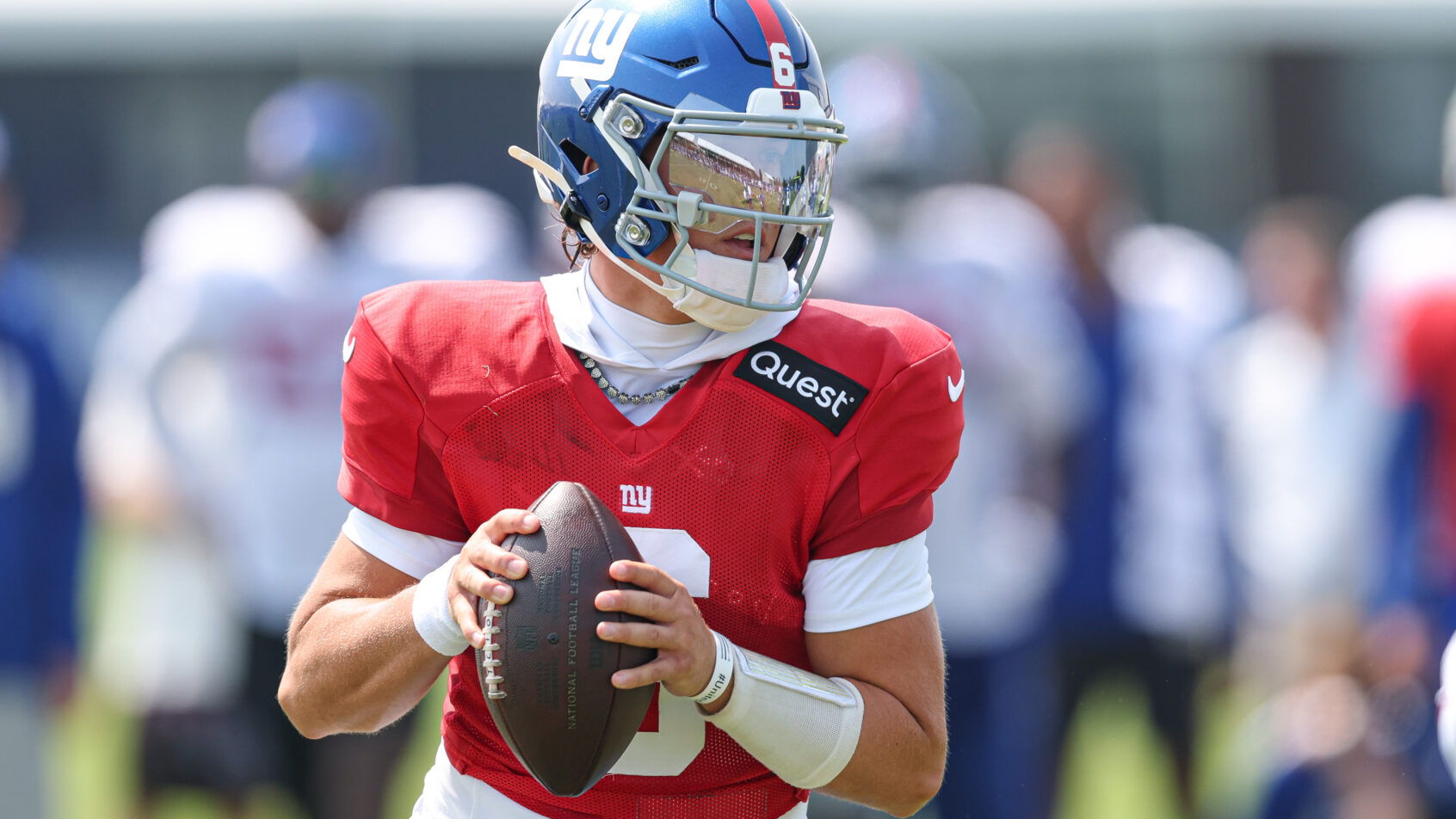 Jaxson Dart drops back to pass during Giants training camp.