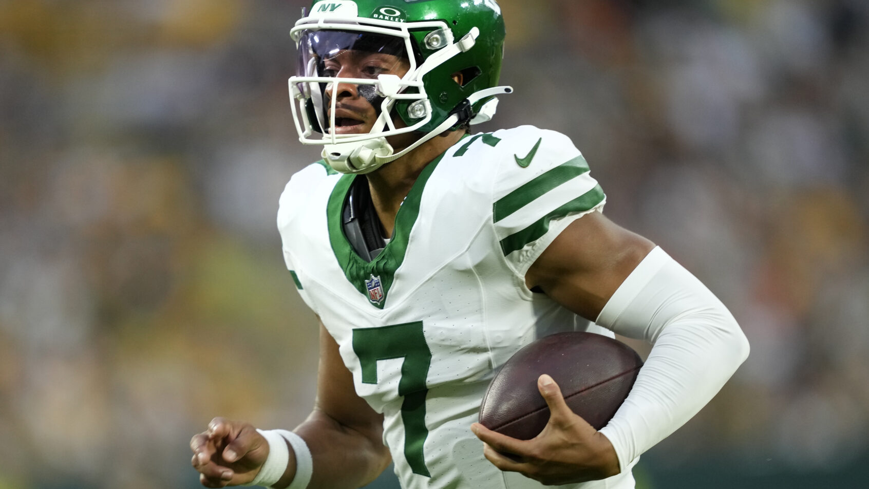 New York Jets quarterback Justin Fields runs the ball for a touchdown