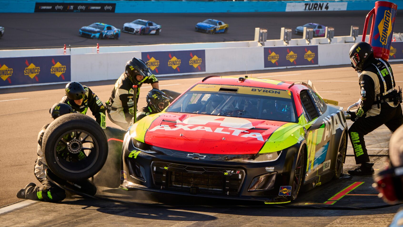William Byrons pit crew duing a pit stop at Phoenix Motor Speedway (2023)
