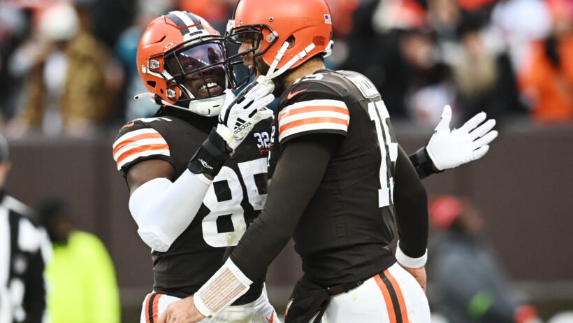 Joe Flacco and David Njoku celebrating together