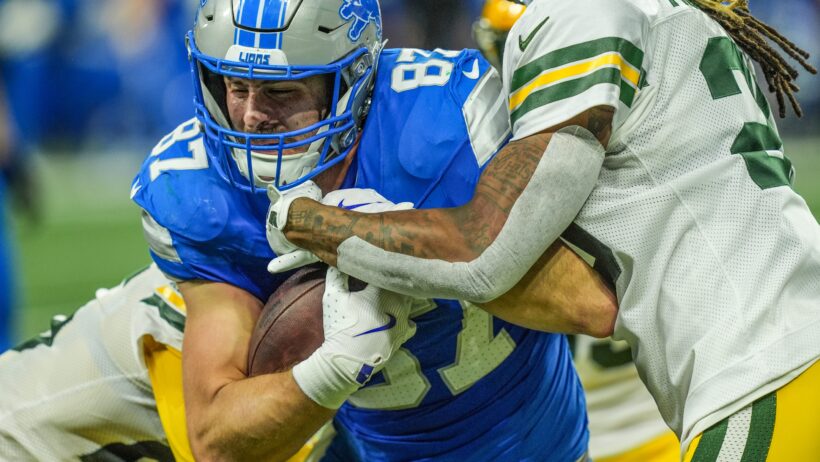 Detroit Lions tight end Sam LaPorta tries to break through a tackle against the Green Bay Packers