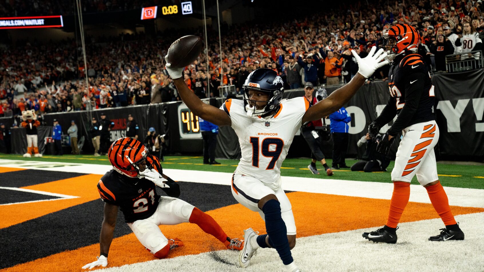 Broncos wide receiver Marvin Mims Jr catches a TD pass against the Cincinnati Bengals