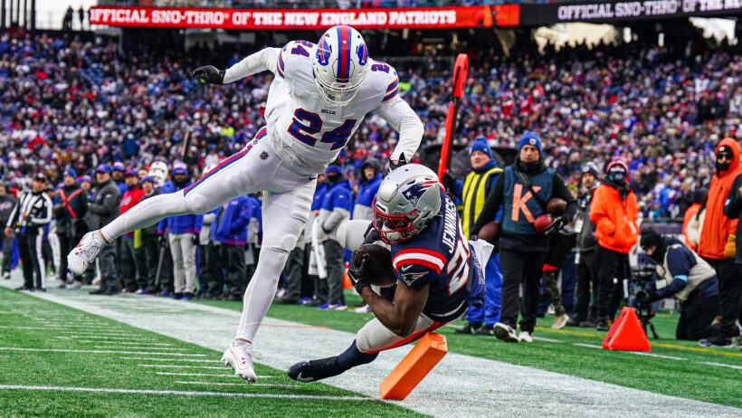 New England Patriots running back Terrell Jennings scores a TD against the Buffalo Bills