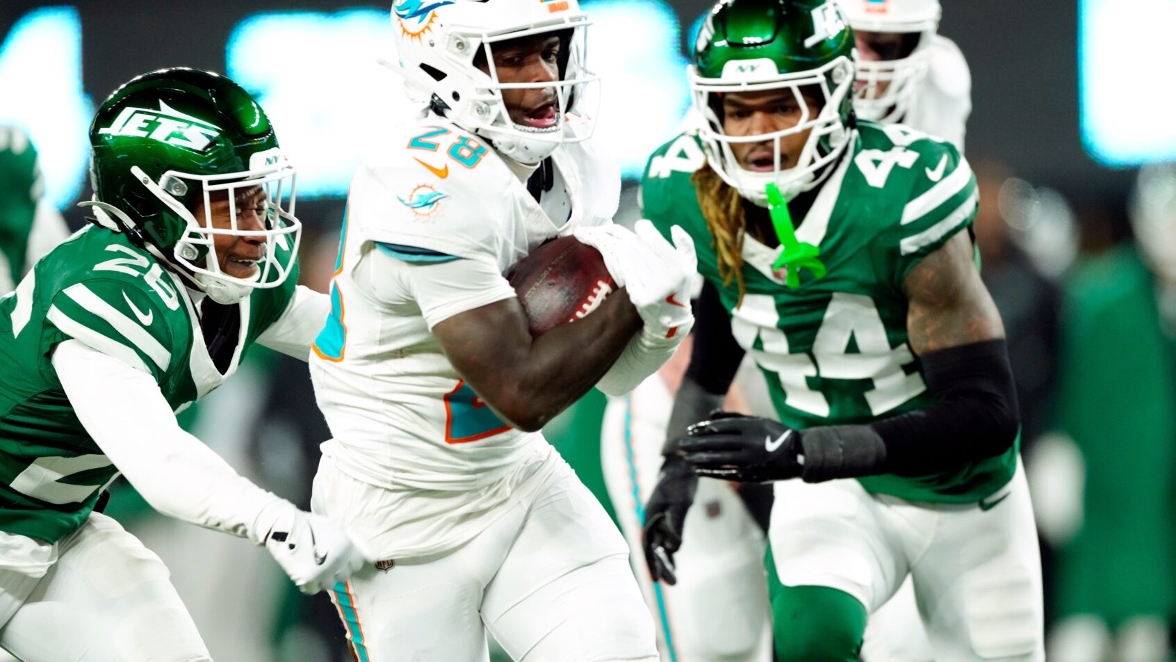 Miami Dolphins running back De'Von Achane running with the ball against the New York Jets