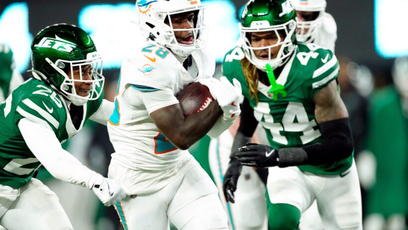 Miami Dolphins running back De'Von Achane running with the ball against the New York Jets