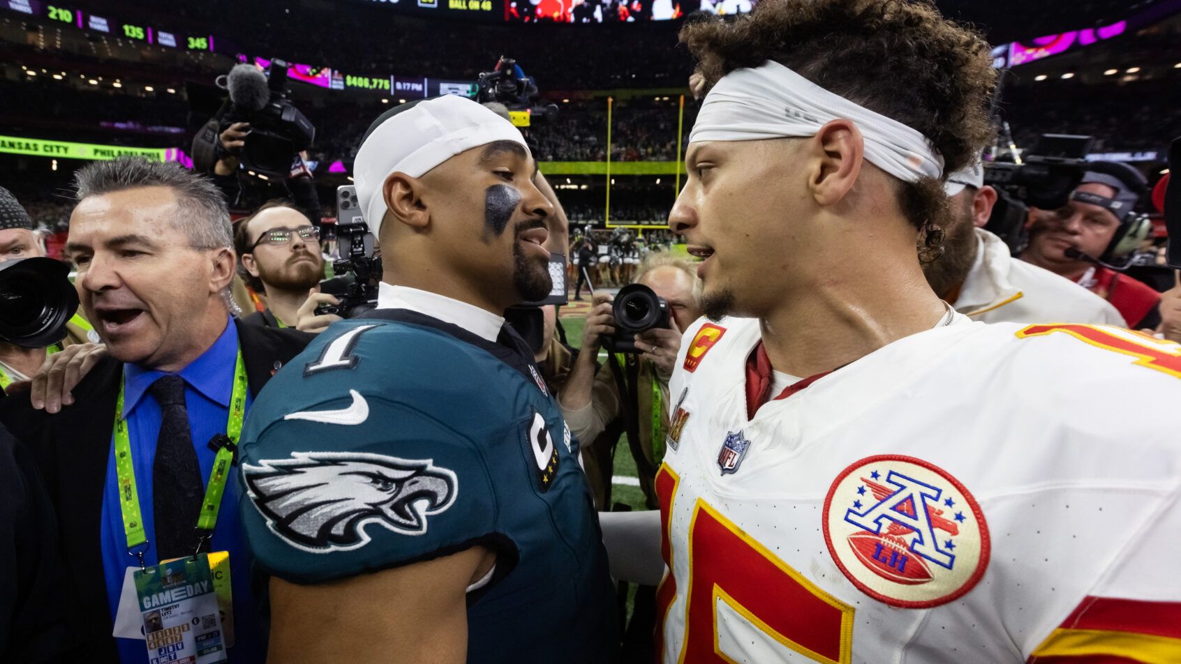 JALEN-HURTS-QUARTERBACK-PHILADELPHIA-EAGLES-PATRICK-MAHOMES-KANSAS-CITY-CHIEFS