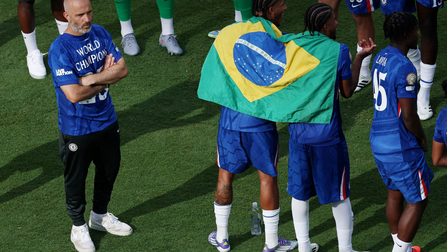 JOAO-PEDRO-CHELSEA-COMEMORANDO-COM-A-BANDEIRA-DO-BRASIL-NO-TITULO-DO-MUNDIAL-DE-CLUBES